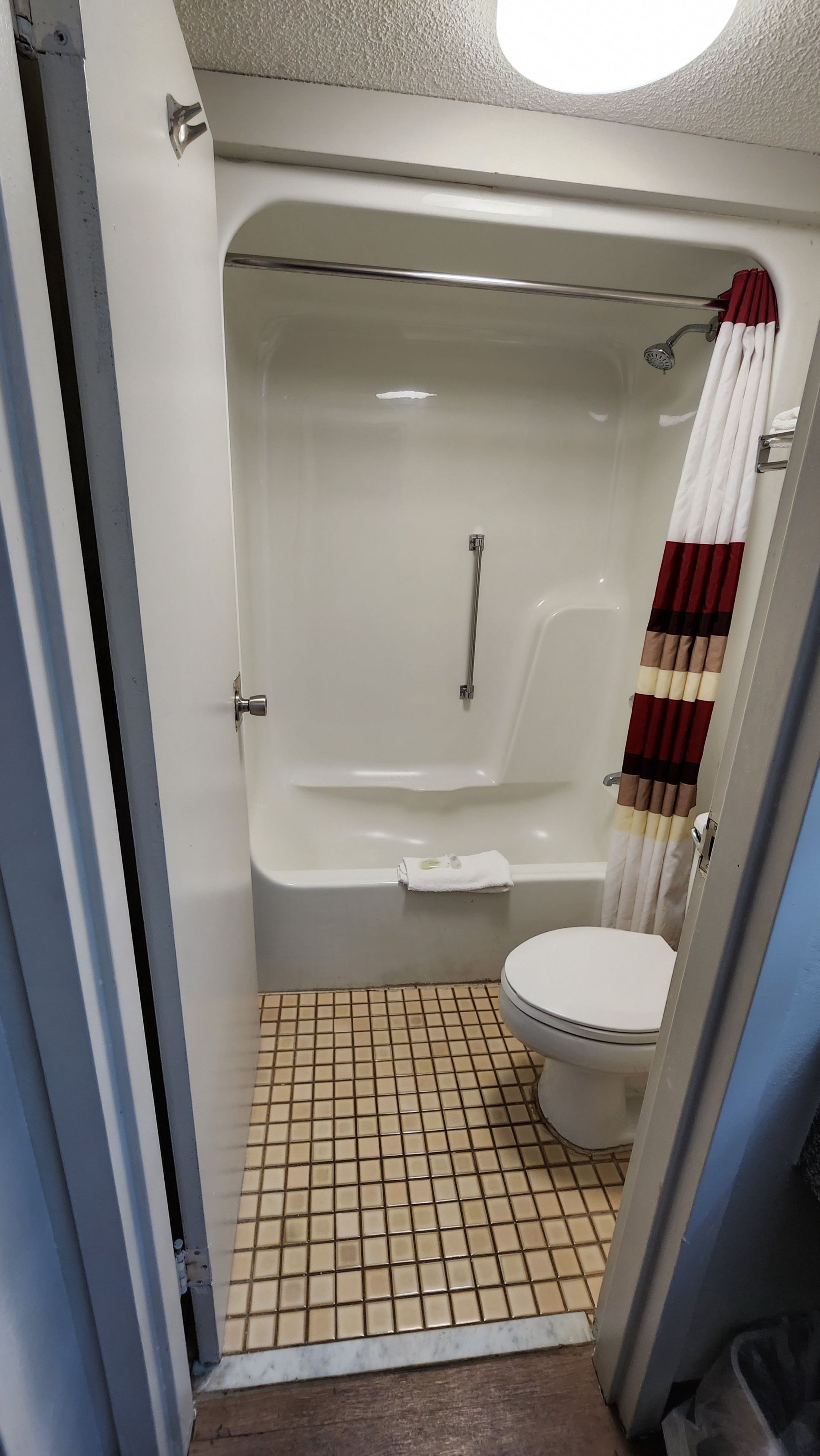 Standard Room, 1 King Bed (Smoke Free) | Bathroom