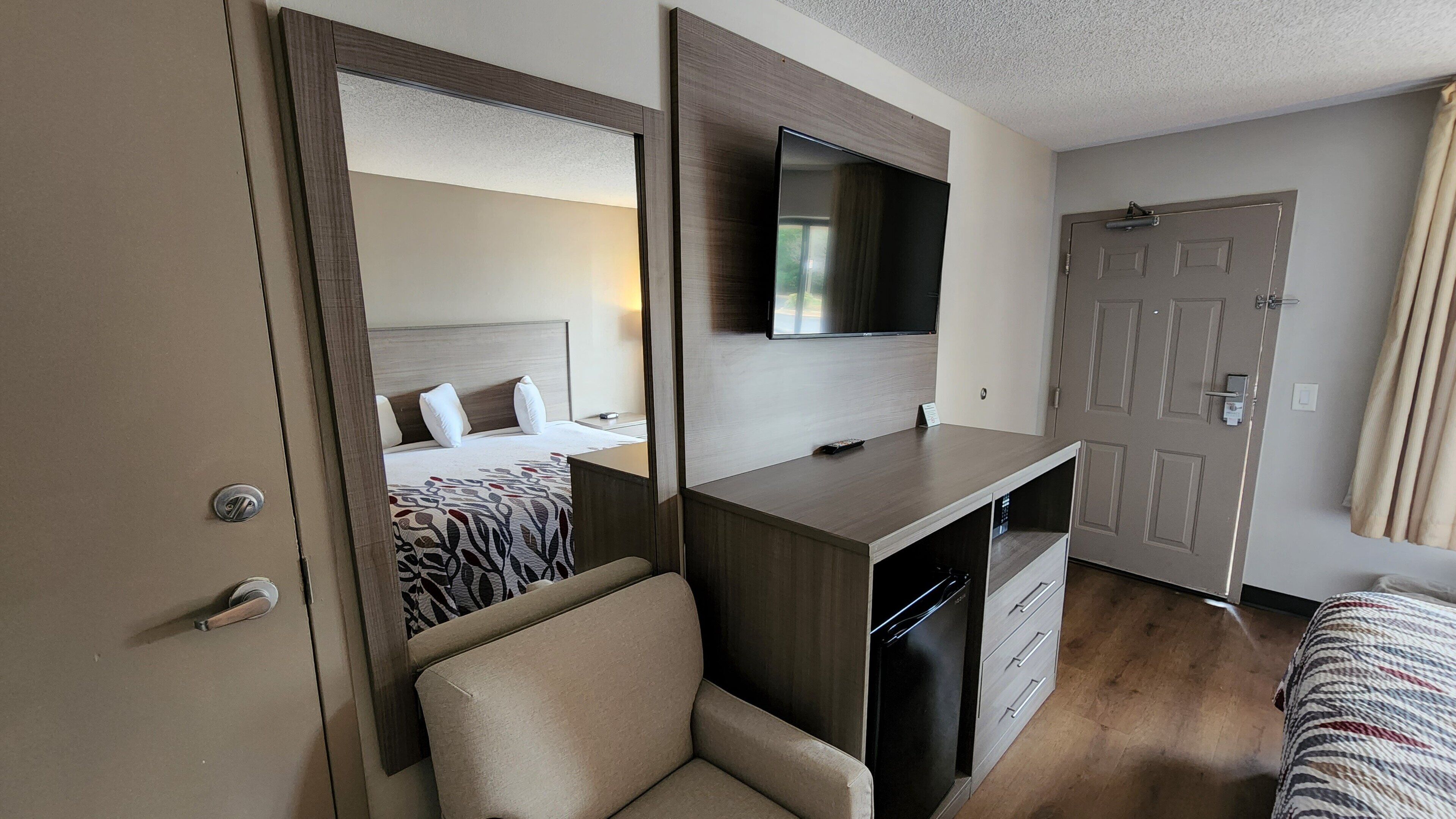 Escritorio, espacio para trabajar con un portátil, cortinas opacas