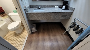 Ein kleines Badezimmer mit Toilette, Waschbecken und Duschbereich.