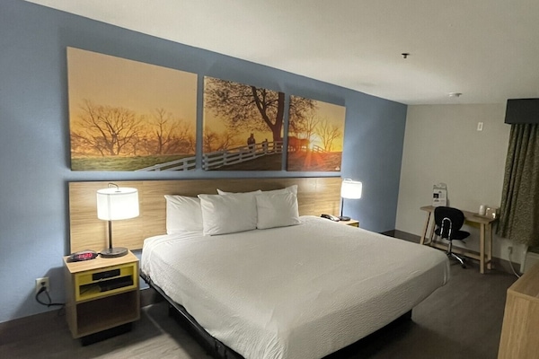 Desk, cribs (free), WiFi (free), bed sheets