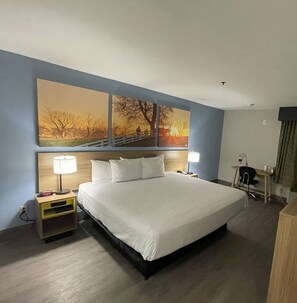 Een bureau, gratis babybedden, gratis wifi, beddengoed