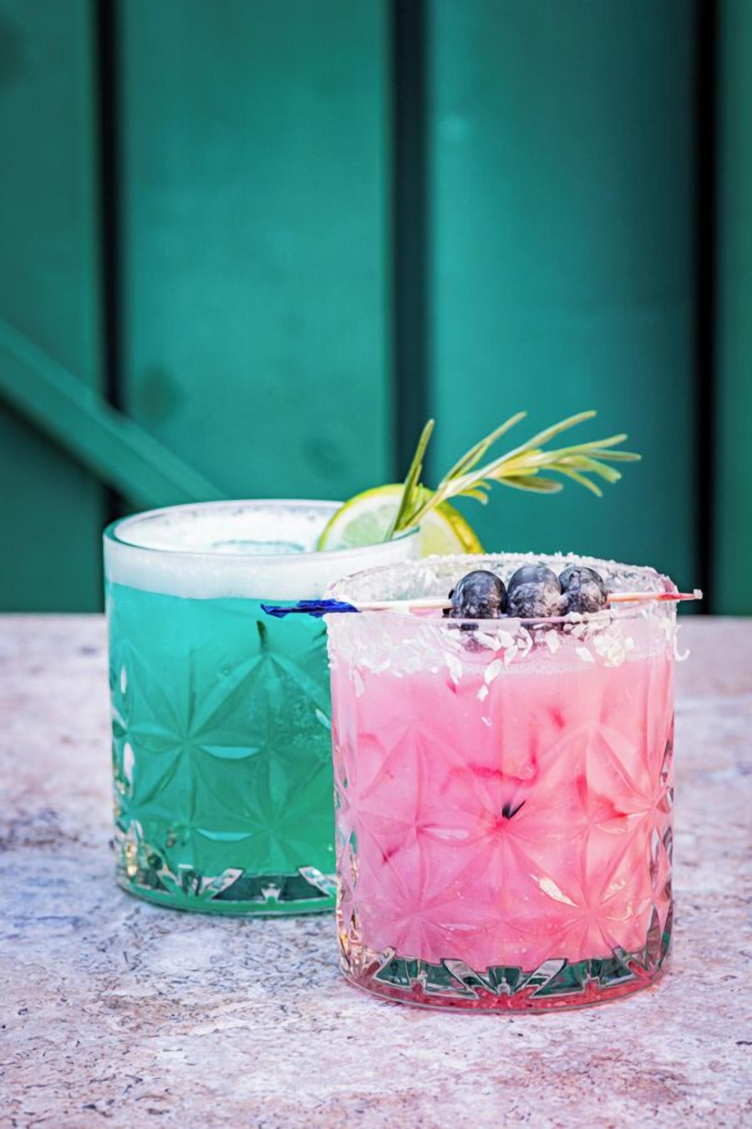 Zwei Cocktails auf einer strukturierten Oberfläche.