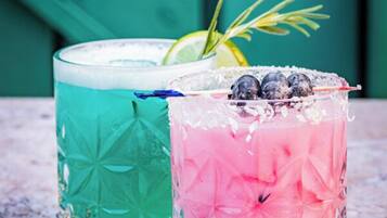 Zwei Cocktails auf einer strukturierten Oberfläche.