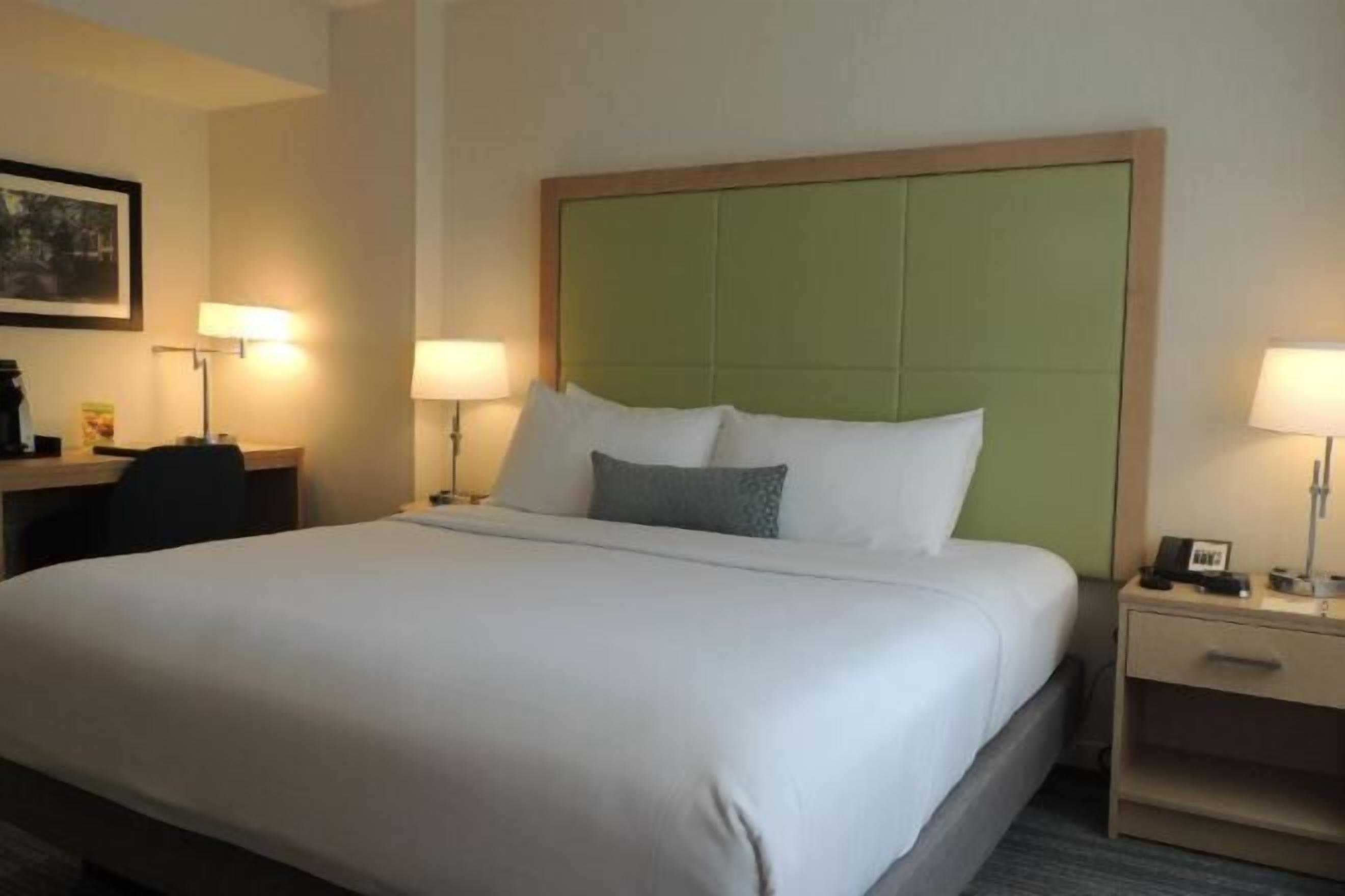 Ropa de cama de alta calidad y colchones con acolchado adicional