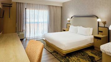 Camera, 1 letto king con divano letto | Biancheria da letto di alta qualità, copriletto in piuma, una scrivania