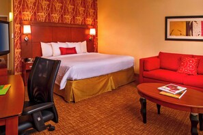 Rom, 1 kingsize-seng med sovesofa | Sengetøy av topp kvalitet, dundyner og skrivebord