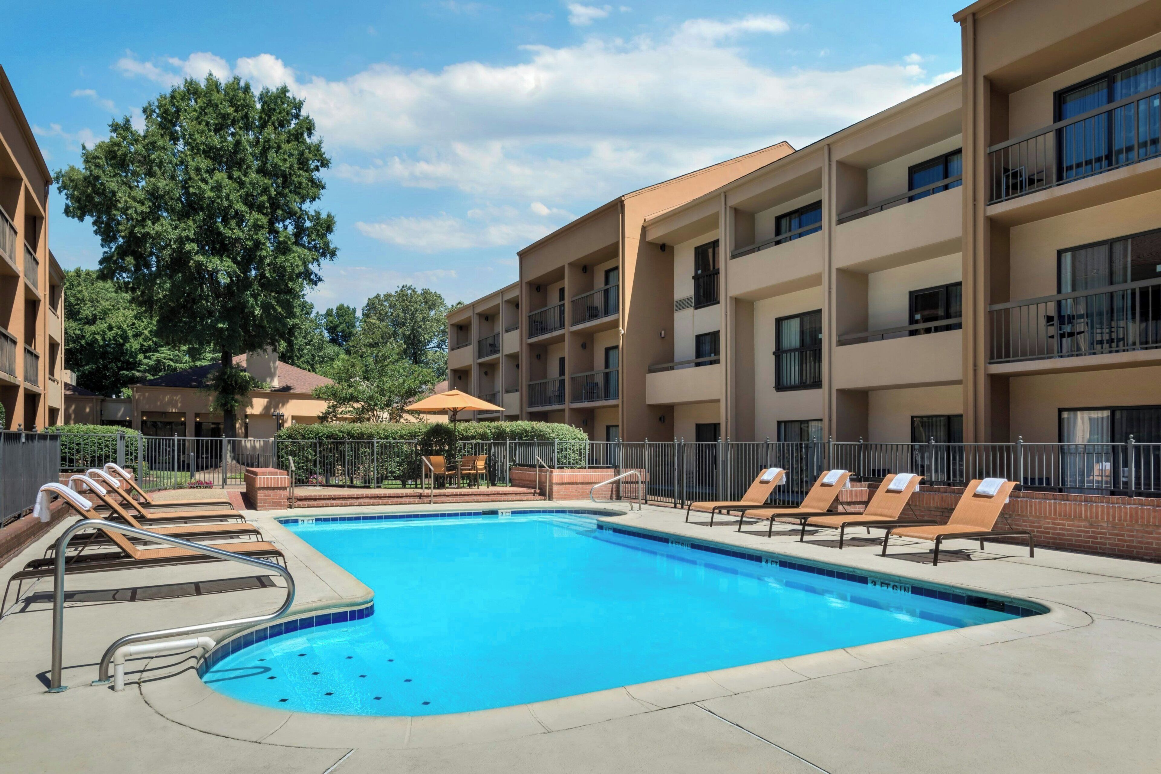 En säsongsöppen utomhuspool