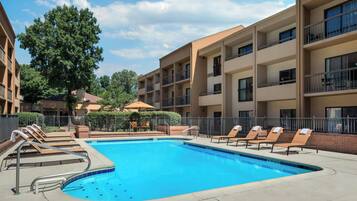 En säsongsöppen utomhuspool