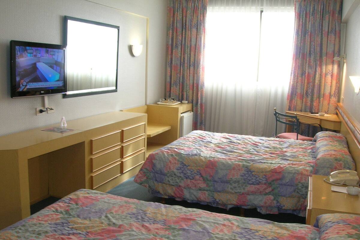 Superior Twin Room | Minibar, in-room safe, desk, blackout drapes