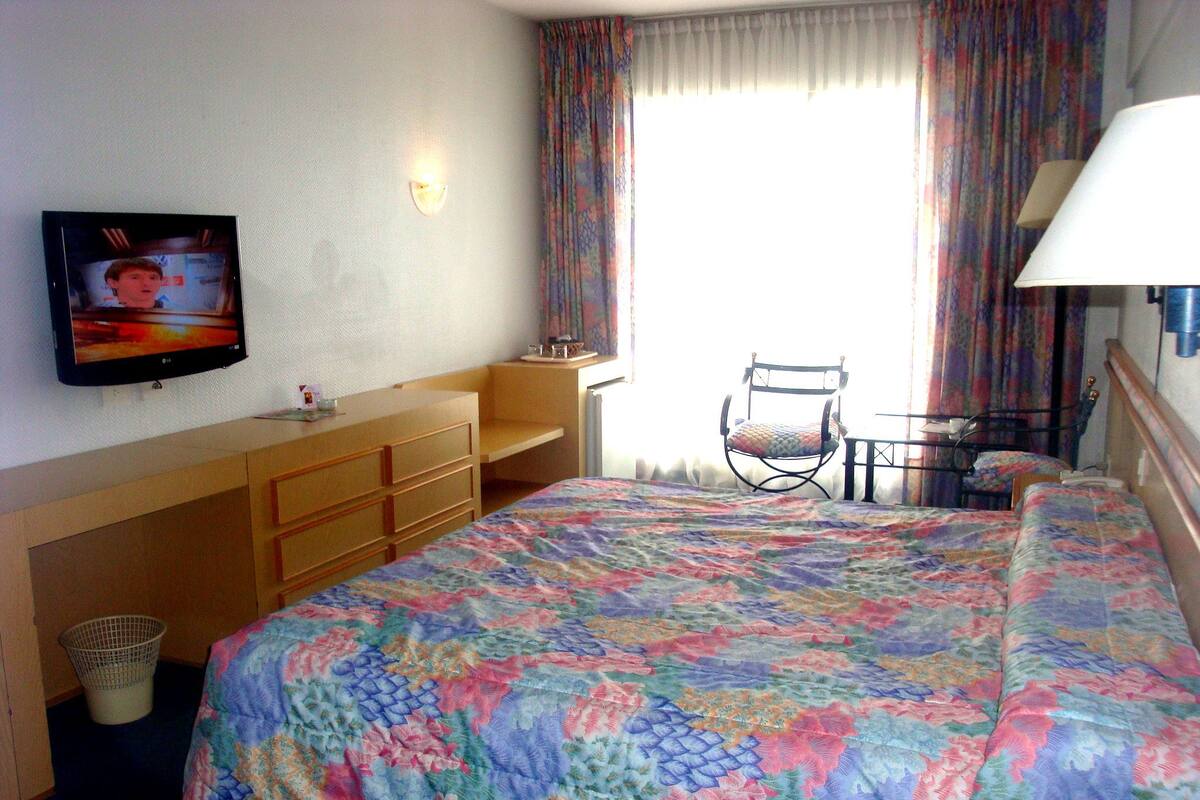 Superior Room, 1 Queen Bed | Minibar, in-room safe, desk, blackout drapes