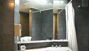 Executive Quadruple Room | Bathroom amenities | Combined shower/tub, deep soaking tub, rainfall showerhead - Obelisco Center Suites (Buenos Aires)
