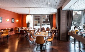 Breakfast and dinner served - Hotel Ormelune (Val-d'Isere)