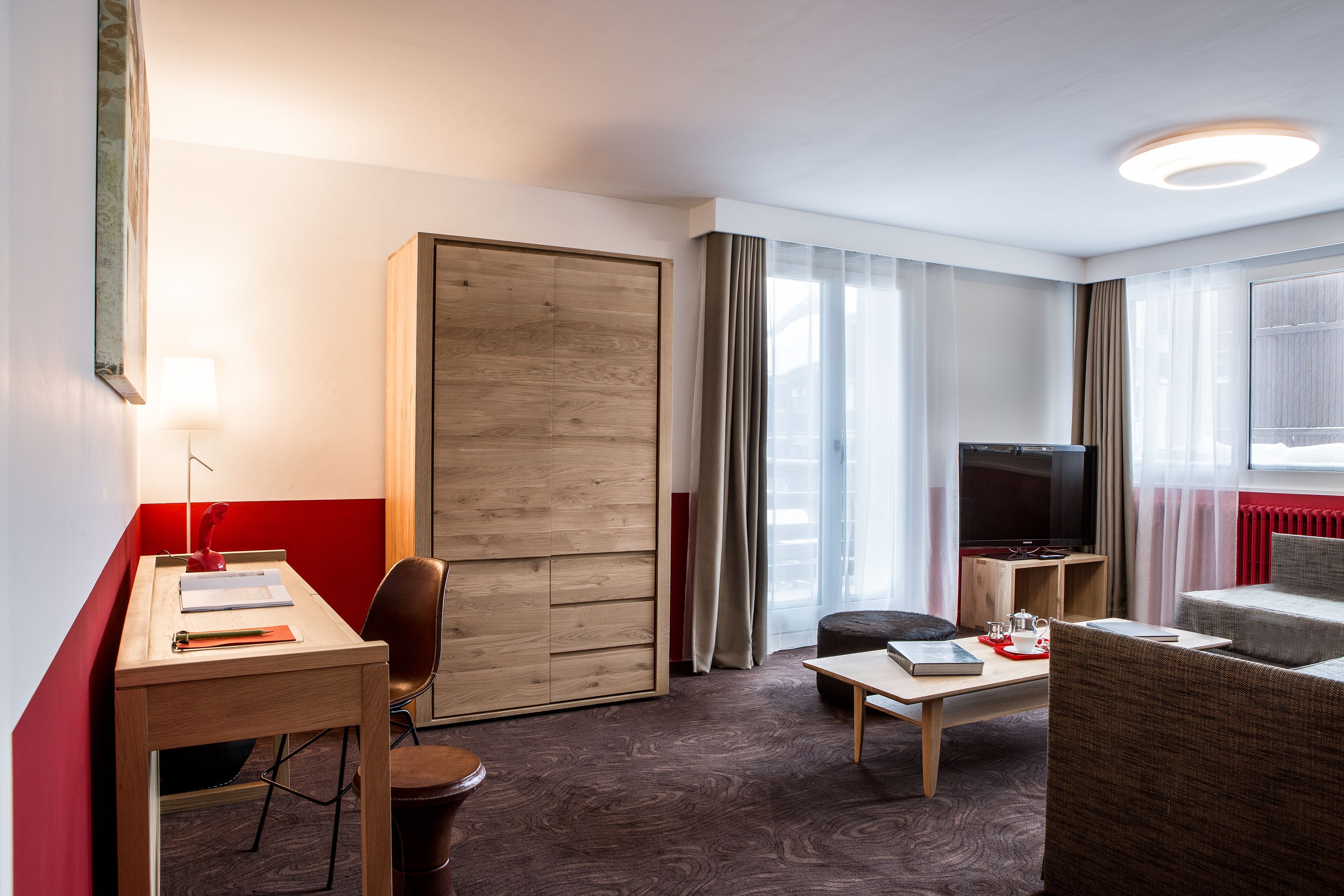 suite ormelune | living room | flat-screen tv