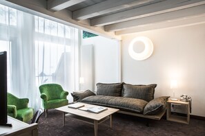 Suite, 3 habitaciones, vista a la ciudad | Área de sala de estar | Televisión de pantalla plana 