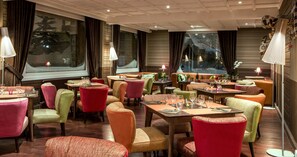 Petit déjeuner et dîner servis sur place