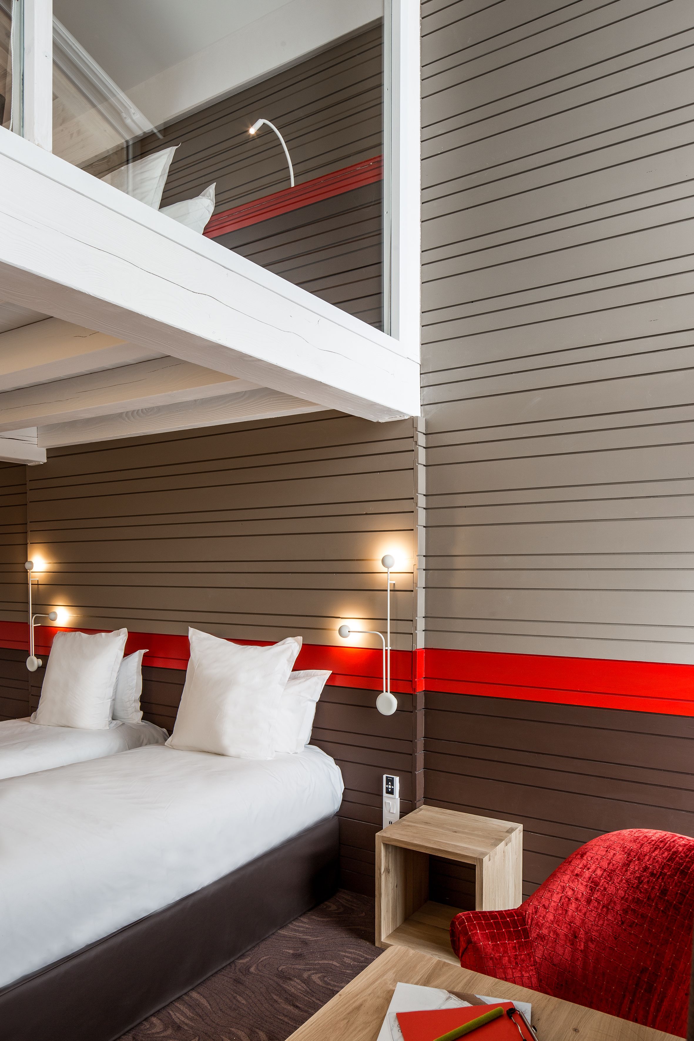 Large Mezzanine Room | Bathroom | Combined shower/tub, hair dryer, towels