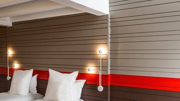 Comfort vierpersoonskamer | Badkamer | Een bad/douchecombinatie, een haardroger, handdoeken