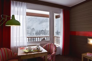 Large Room | In-room dining