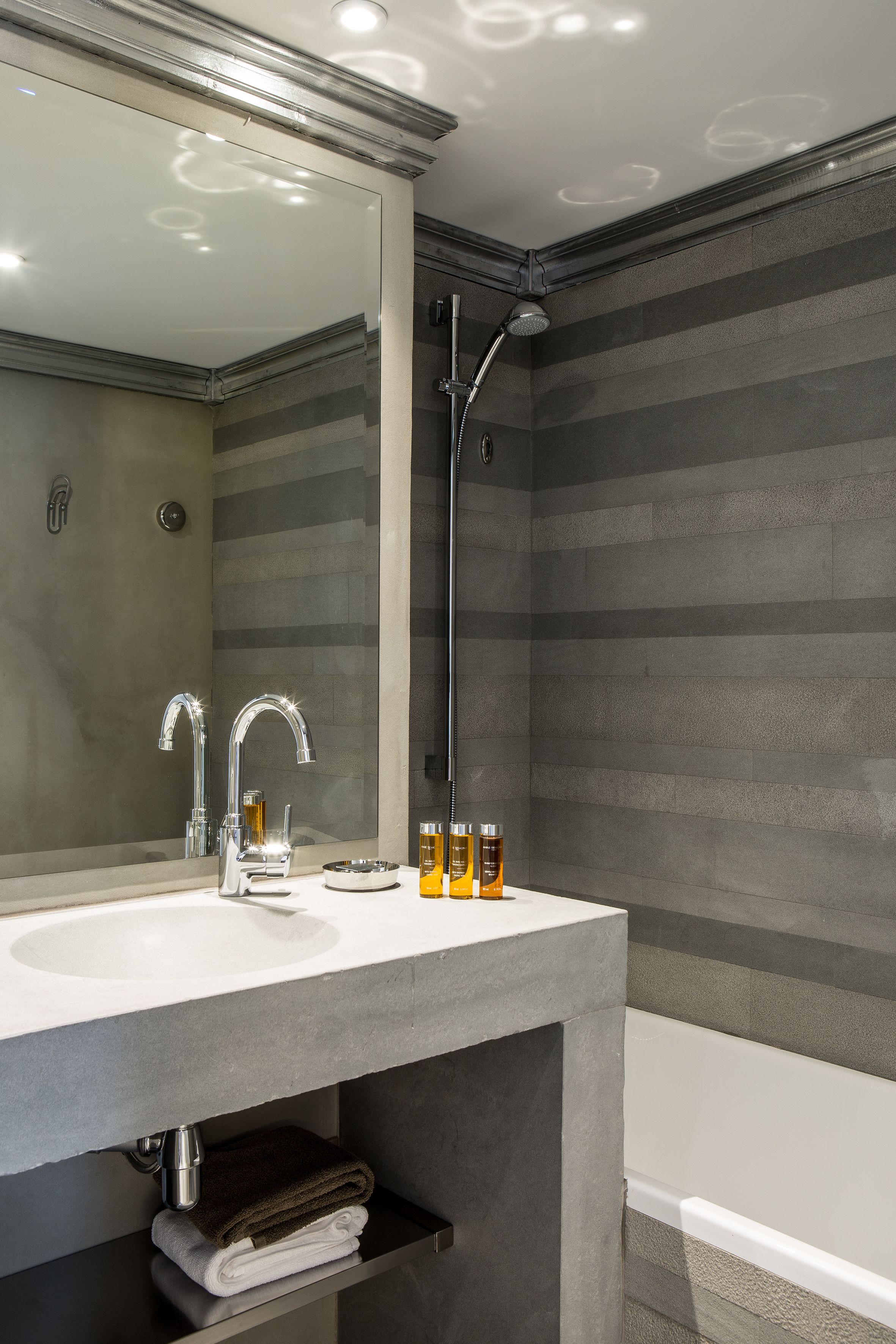 combined shower/bathtub, hair dryer, towels