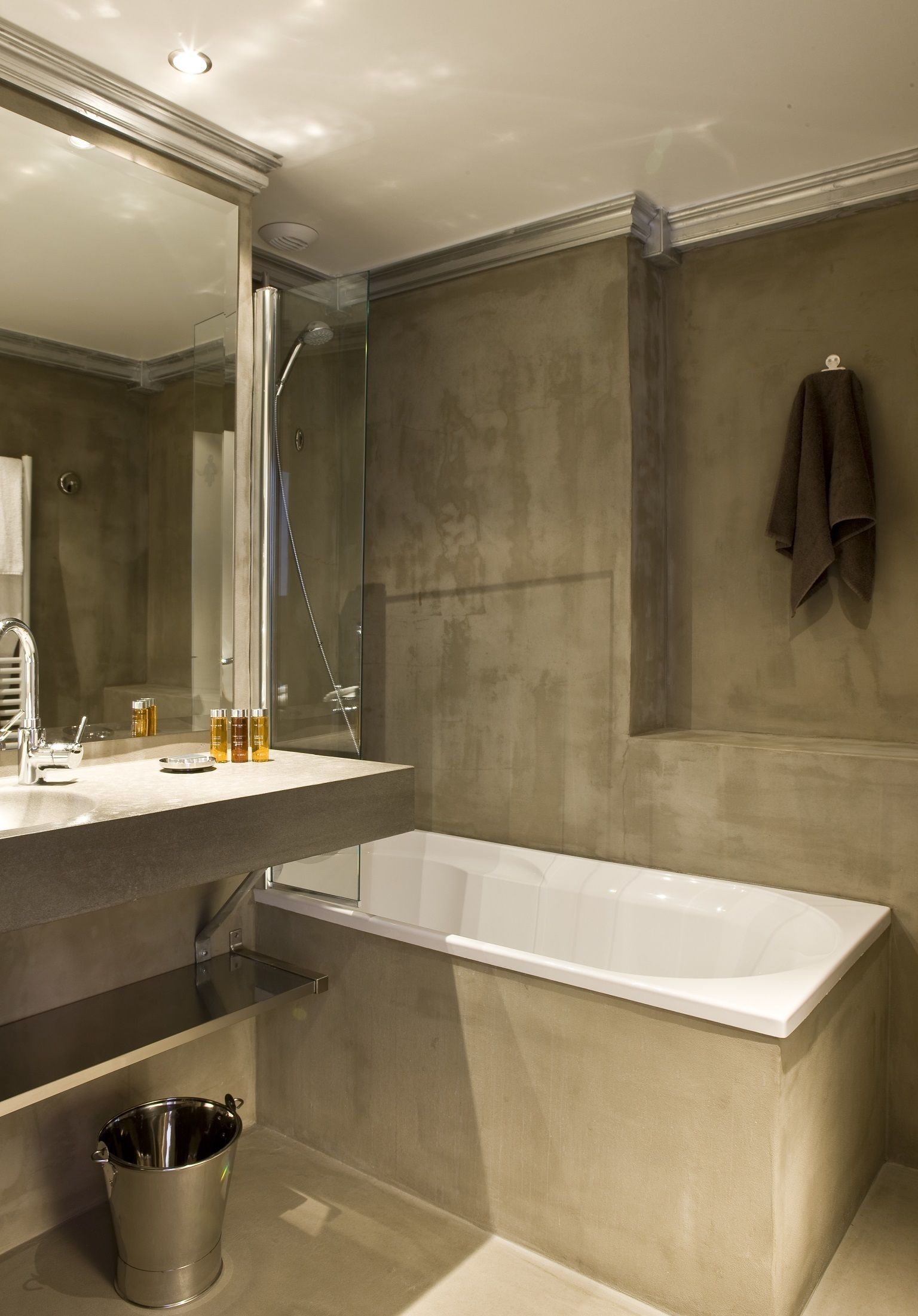 combined shower/bathtub, hair dryer, towels