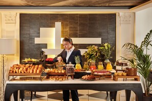 Tägliches kontinentales Frühstück (42 EUR pro Person)