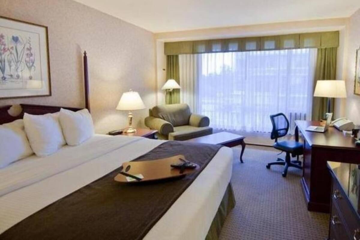 In-room safe, individually furnished, desk, laptop workspace