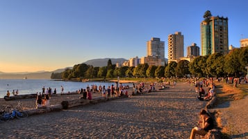 Una spiaggia nelle vicinanze