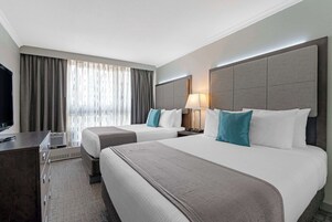 Caja de seguridad en la habitación, muebles diferentes y escritorio 