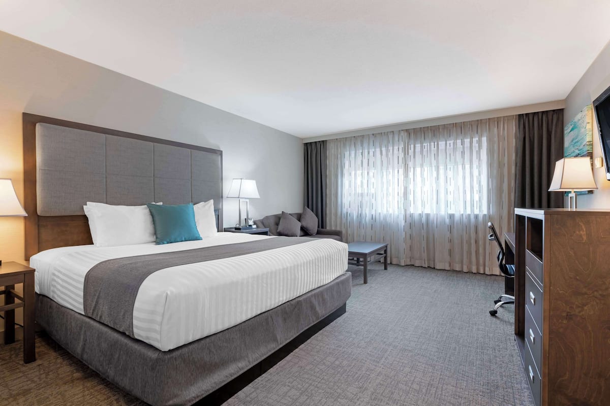 In-room safe, individually furnished, desk, laptop workspace