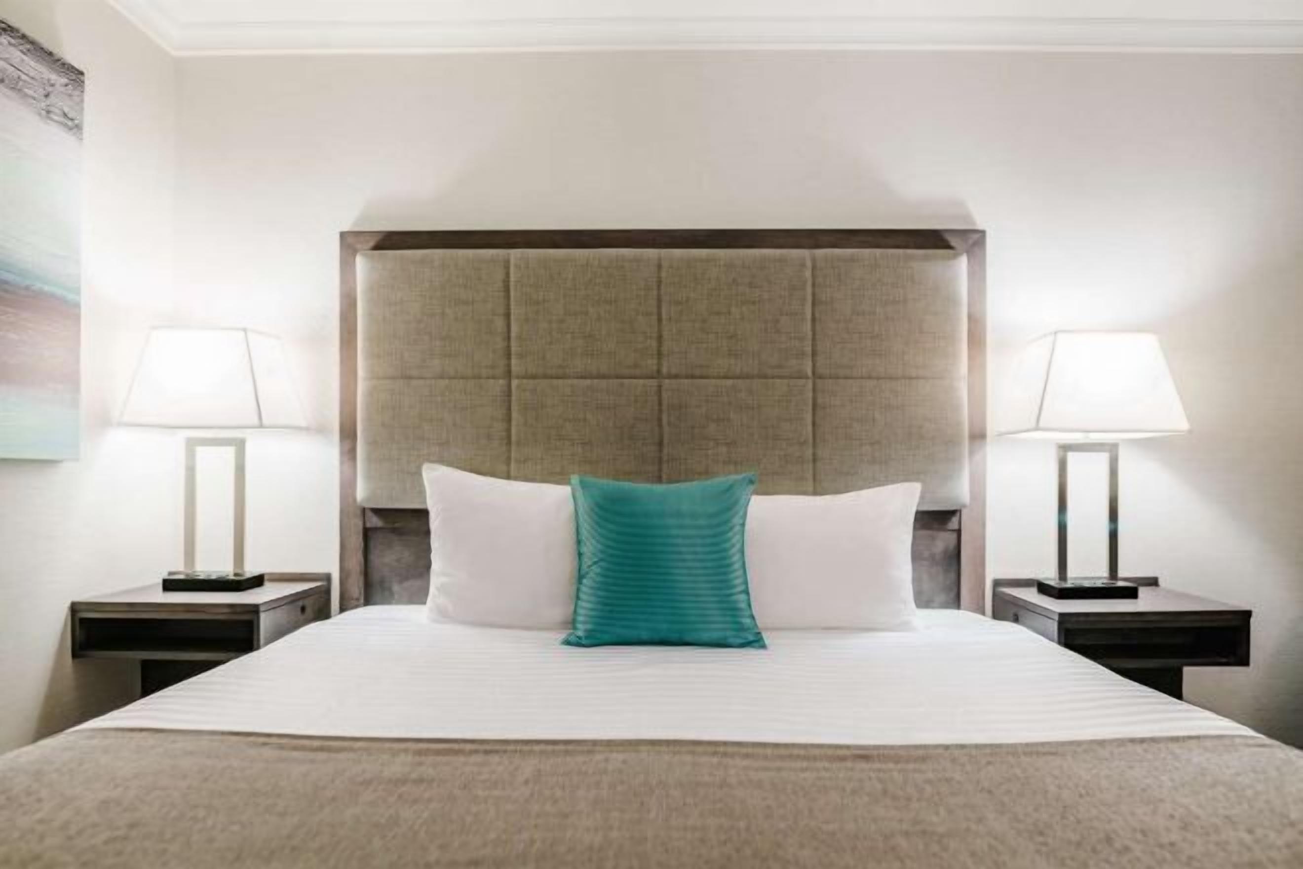 Caja de seguridad en la habitación, muebles diferentes y escritorio 