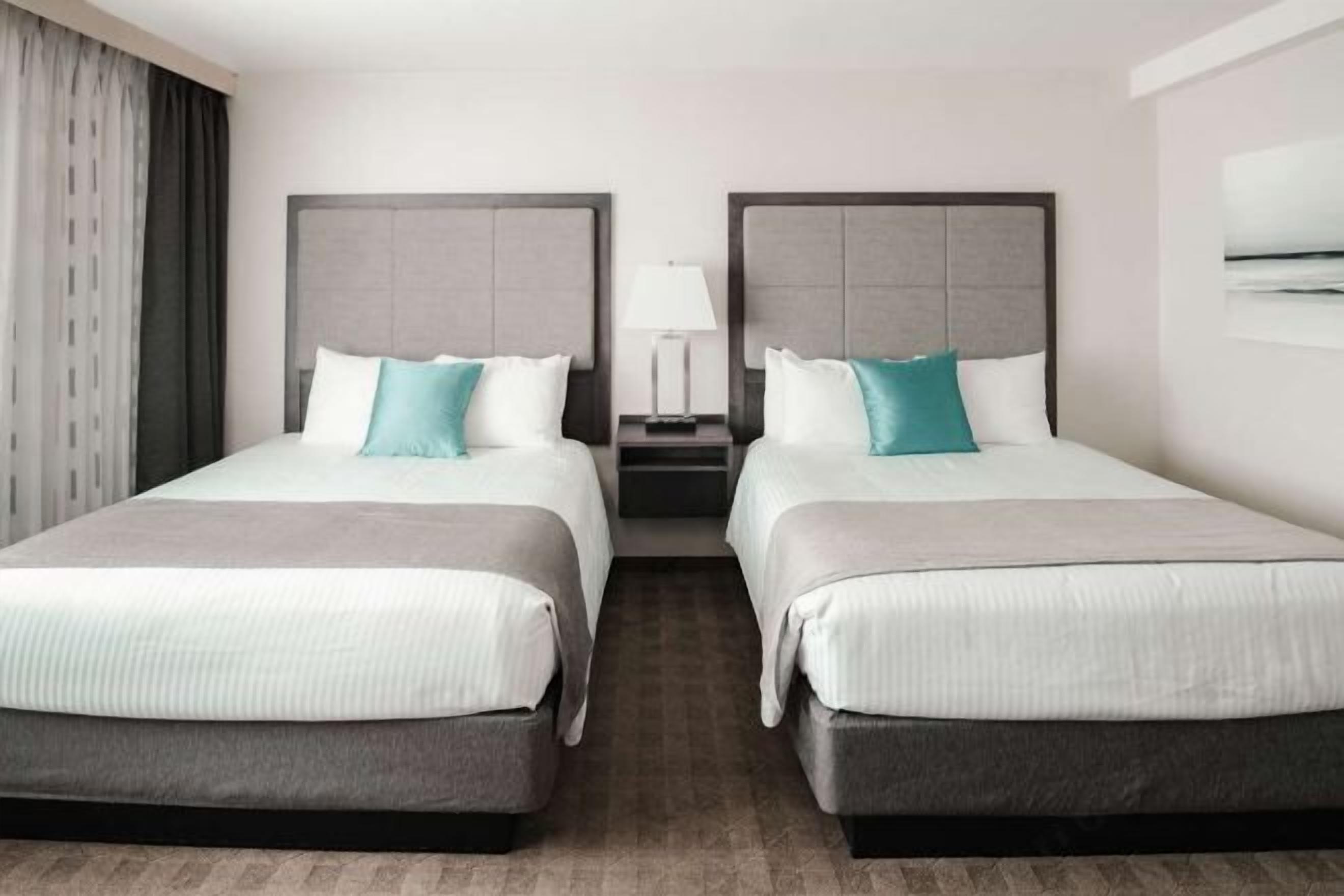 Caja de seguridad en la habitación, muebles diferentes y escritorio 