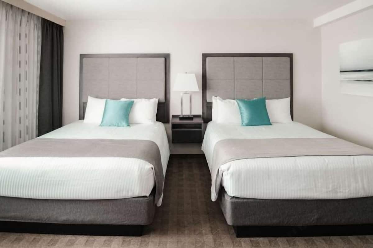 Caja de seguridad en la habitación, muebles diferentes y escritorio