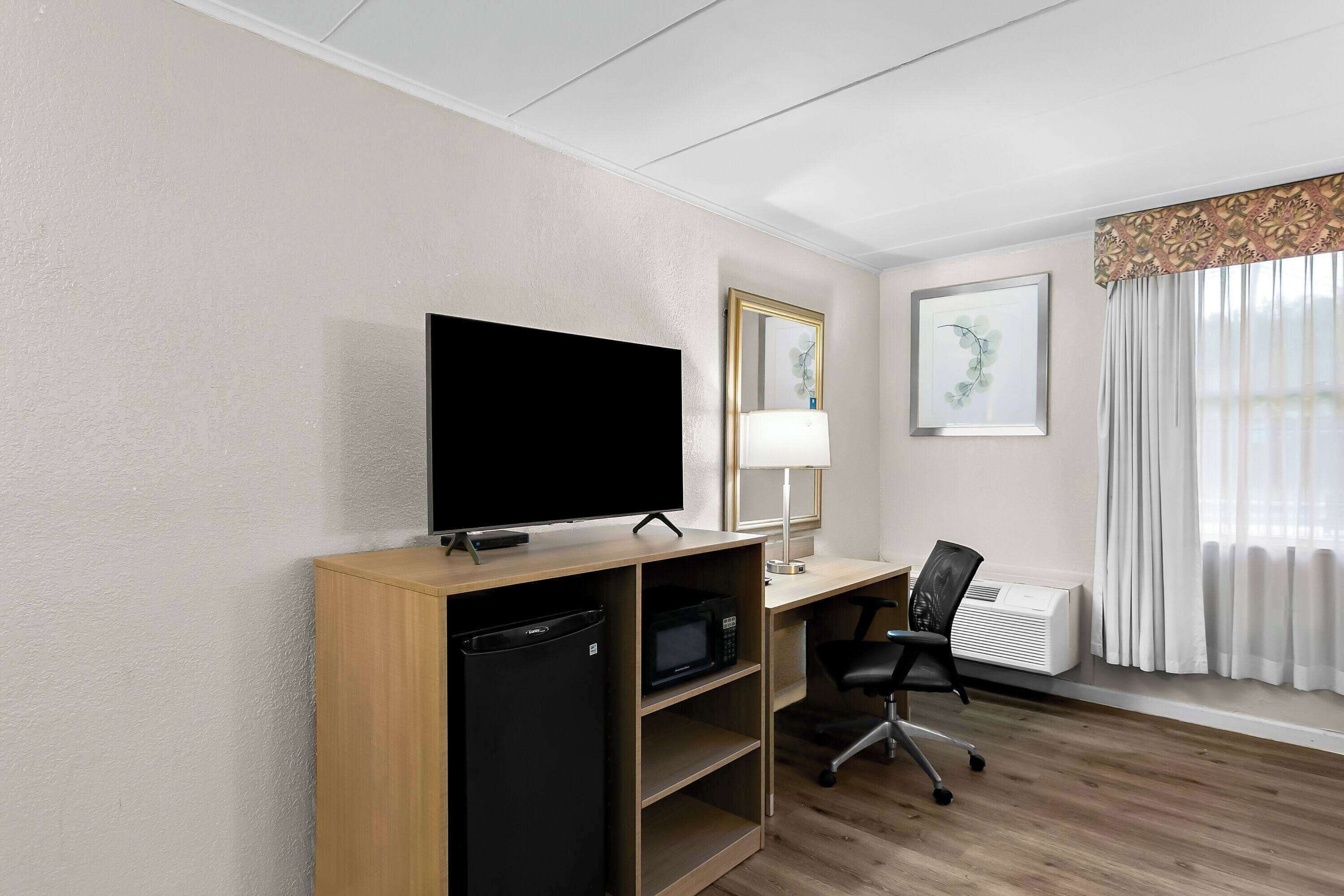 Sängtillbehör av högsta kvalitet och värdeförvaringsskåp på rummet