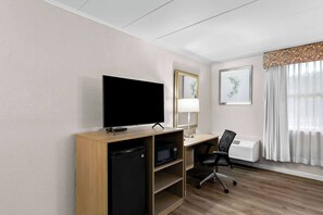 Premium bedding, in-room safe, desk, iron/ironing board - Travelodge by Wyndham Aberdeen (Aberdeen)