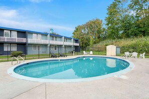 Una piscina al aire libre de temporada