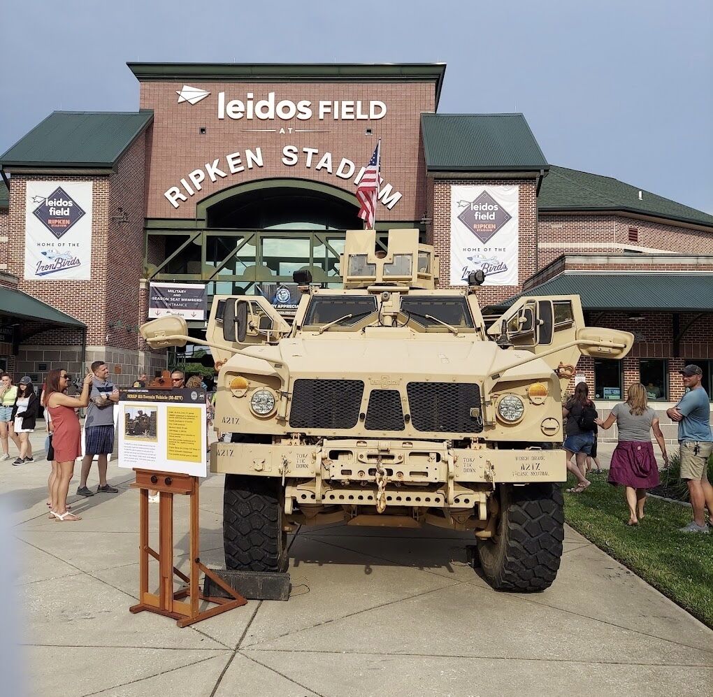 Et militærkøretøj parkeret foran Leidos Field ved Ripken Stadium.
