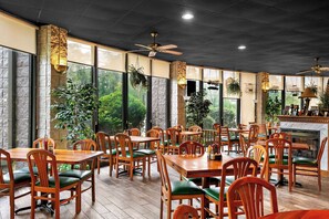 Bar (on property) - Travelodge by Wyndham Aberdeen (Aberdeen)