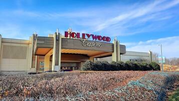 El exterior del edificio Hollywood Casino bajo un cielo despejado.