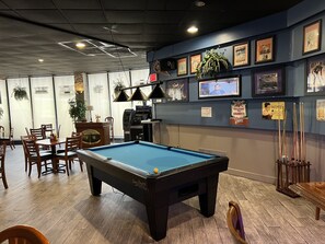 Billiards - Travelodge by Wyndham Aberdeen (Aberdeen)