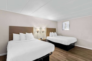 Ropa de cama de alta calidad y caja de seguridad en la habitación