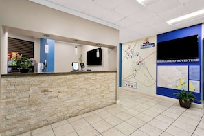Lobby - Travelodge by Wyndham Aberdeen (Aberdeen)