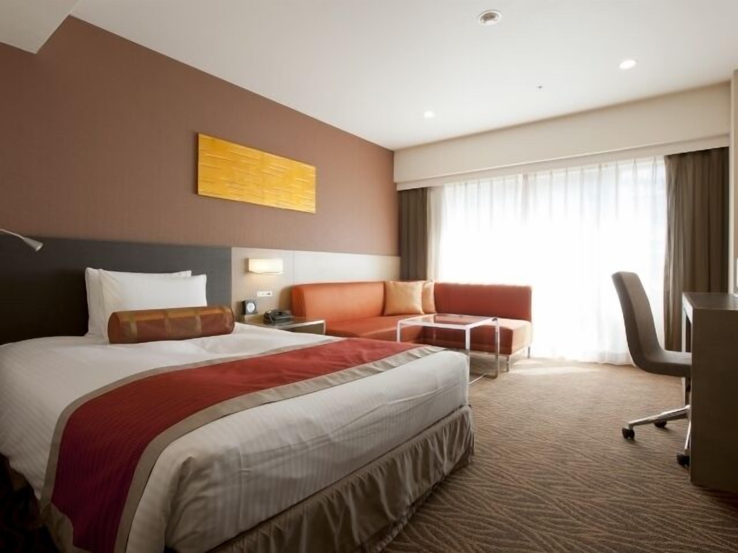 Down duvets, in-room safe, individually furnished, desk