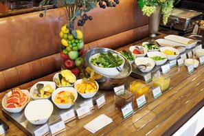 朝食 (ビュッフェ)、毎日提供 (有料)