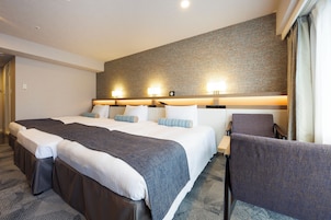 Habitación triple superior, no fumadores | Edredones de plumas, caja fuerte, mobiliario individual y escritorio