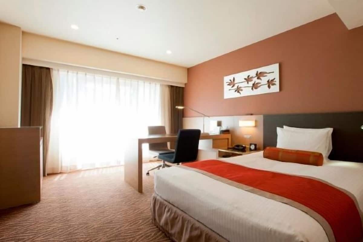 Down duvets, in-room safe, individually furnished, desk