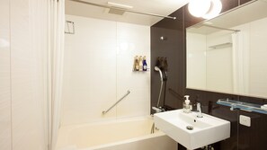 シャワー付き浴槽、バスアメニティ (無料)、ヘアドライヤー、スリッパ