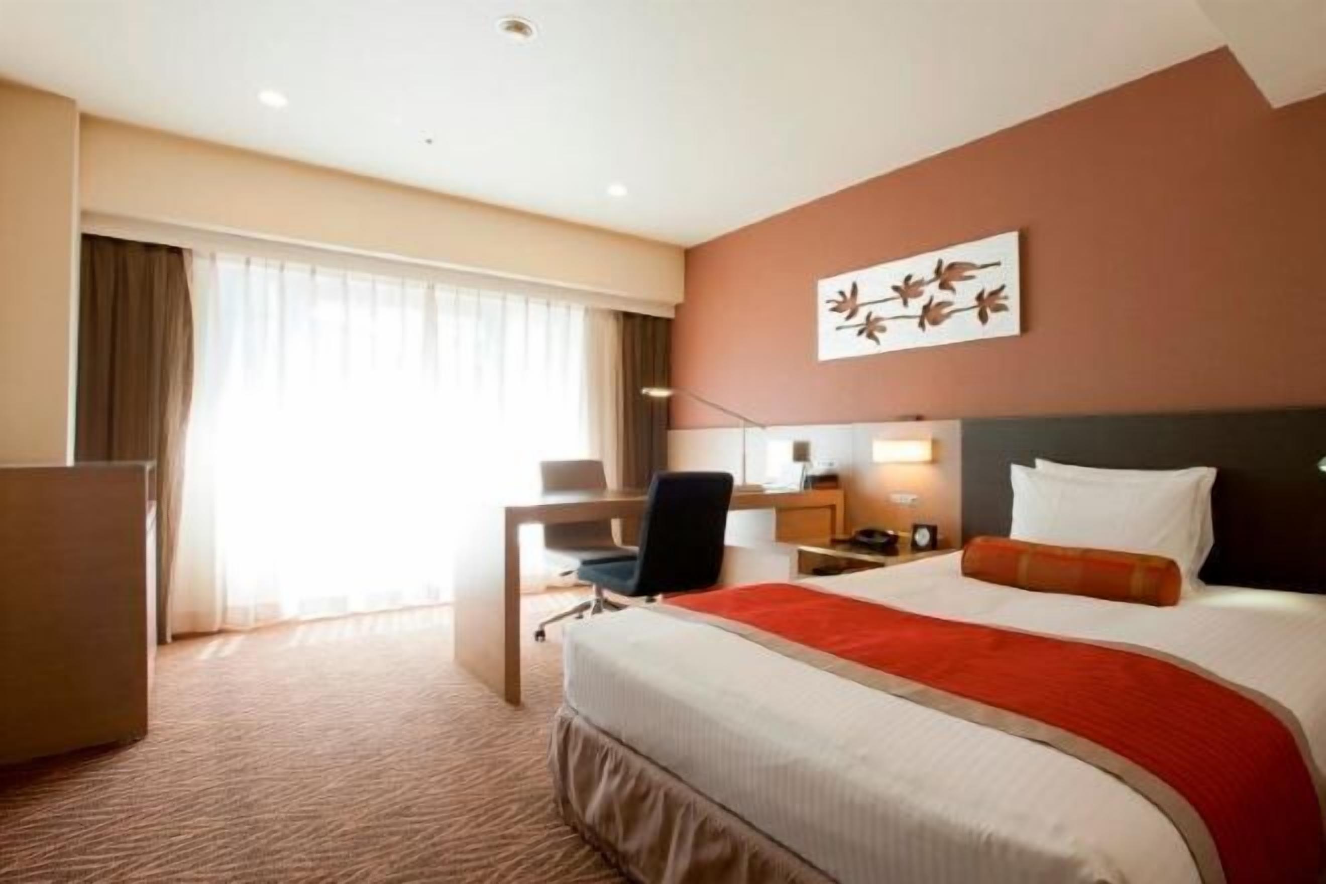 Down duvets, in-room safe, individually furnished, desk