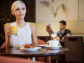 Breakfast, lunch and dinner served - Novotel Montreal Centre (Montreal)