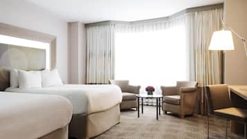 Superior tweepersoonskamer, 2 tweepersoonsbedden | Luxe beddengoed, een minibar, een kluis op de kamer, een bureau