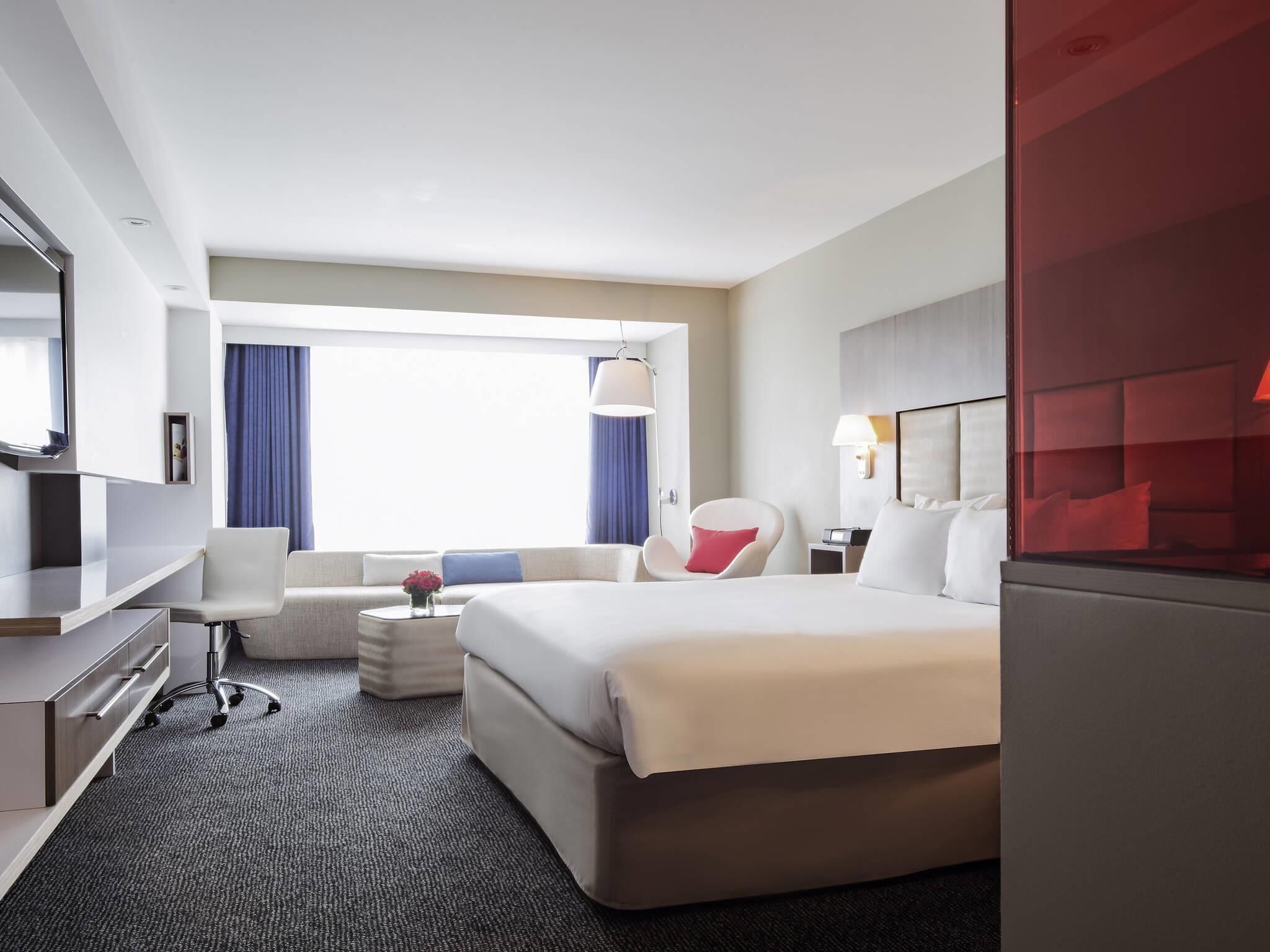 Executive Room, 1 King Bed | Premium bedding, minibar, in-room safe, desk
